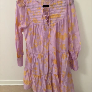 Klänning/tunika Second Female - Klänning/tunika med underklänning Märke: Second Female Stl S men passar även en M Färg: Lila med gula detaljer Aldrig använd Rök- och djurfritt hem 