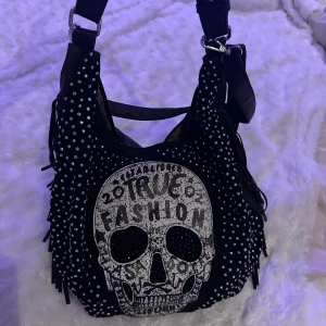 Väska nitar - Cool väska som är köpt på en marknad. Den är i bra skick knappt använd. 