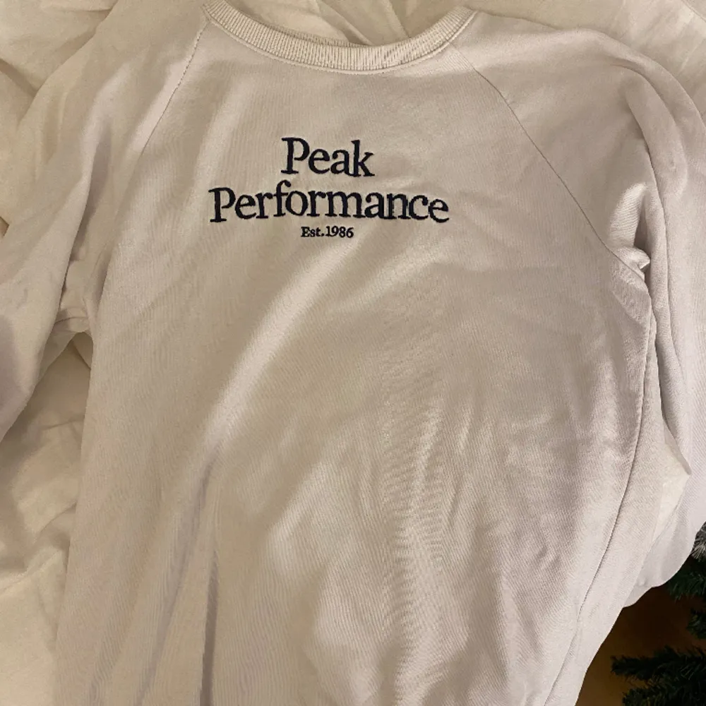 Säljer denna peak performance tröjan då den är för liten. Den har en liten fläck och ett litet hål som lätt går att sy ihop💕 (de sista bilden för defekterna). Tröjor & Koftor.