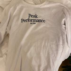 Säljer denna peak performance tröjan då den är för liten. Den har en liten fläck och ett litet hål som lätt går att sy ihop💕 (de sista bilden för defekterna)