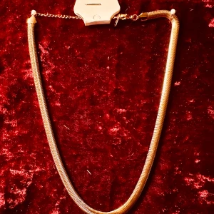 Guldfärgat fett halsband Stainless steel Hip hop Rock Rockabilly Unisex glam - Helt ny fet guldfärgad kedja. Drygt 4 mm bred och 2 mm tjock. Låses med hummerlås. Ca 43 cm lång med möjlighet att förlänga ytterligare 8 cm. Gediget gjort och med härlig tyngd. Unisex. Slitstarkt och tåligt mot repor pgs rostfritt stål.