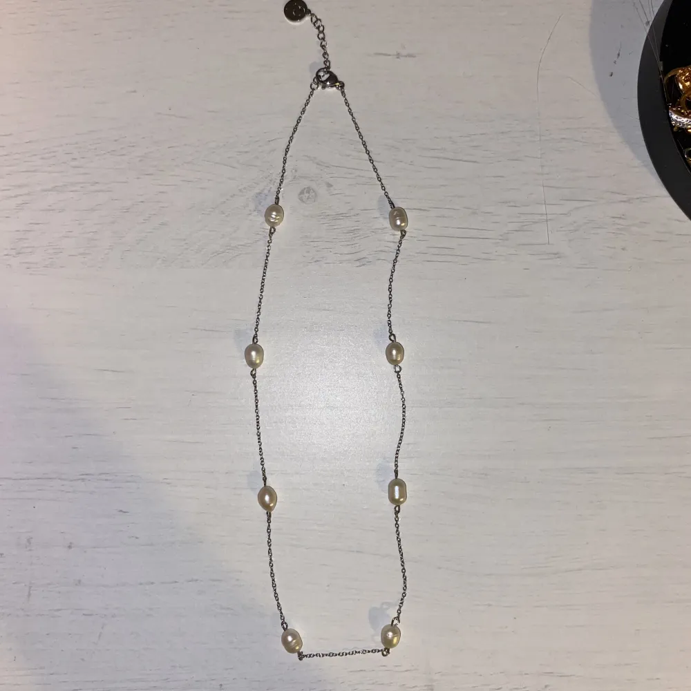 Jätrefint halsband med pärlor från Edblad i silver. Säljer endast för jag använder guld. Nypris 449kr, säljer för 180kr . Accessoarer.