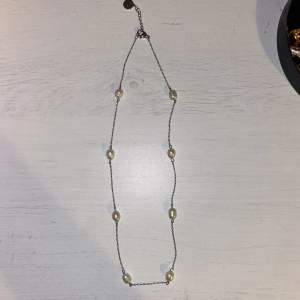 Jätrefint halsband med pärlor från Edblad i silver. Säljer endast för jag använder guld. Nypris 449kr, säljer för 180kr 