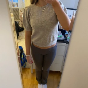 Stickad tshirt - Beige stickad t-shirt, inga defekter💕