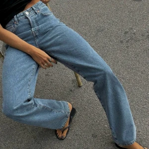 Bikbok jeans - Blåjeans från Bikbok i modellen Regular wide 550, strl 27/30, och i fint begagnat skick. Midjemåttet är ca 75 cm o innerbenslängden 79 cm. Nypris var 599 kr 💌 Första bilderna är lånade från Bikbok, sista är min!