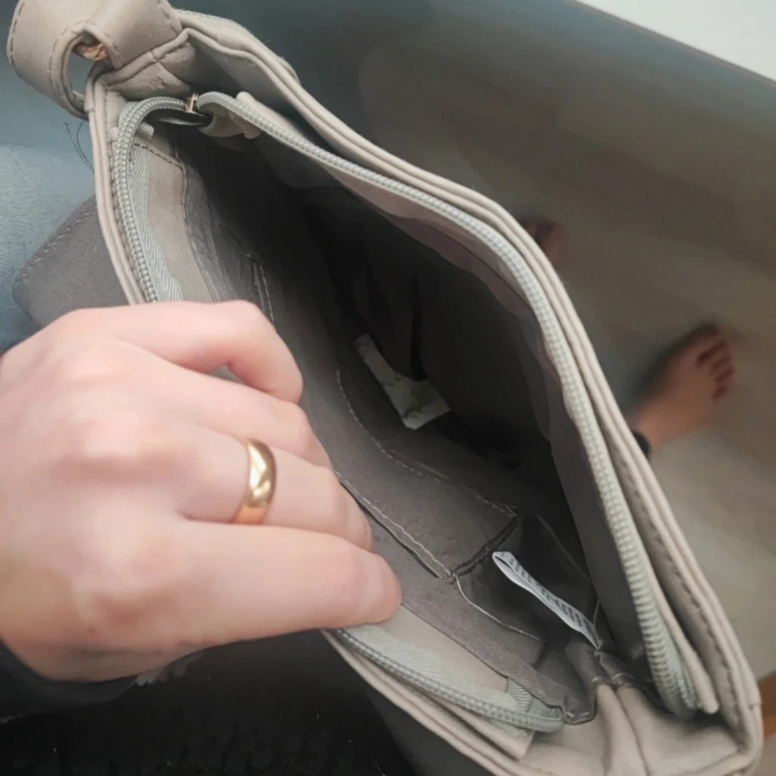 Grå axelväska från Carla Faustini - 91