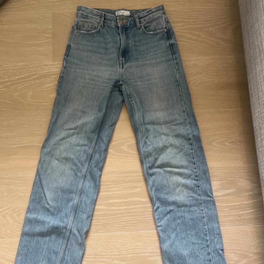 Säljer mina välanvända jeans från bershka. De är använda men fortfarande i bra skick. Säljer då de inte längre passar mig. Vid frågor eller fler bilder tveka inte om att kontakta mig❤️ . Jeans & Byxor.