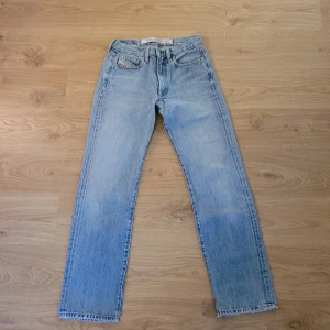 Diesel Jeans - Midjemått: 32 cm, innebenslängd: 71 cm. Jeansen är i gott skick vid frågor är det bara att skriva:)