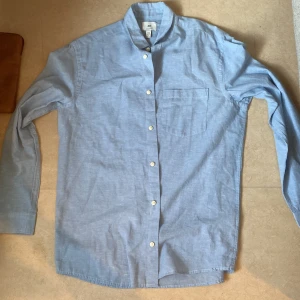 Skjorta  - Snygg och stilren skjorta som är tunn och lätt i 70% bomull och 30% linne, använd 1 gång. Skriv vid funderingar eller frågor!