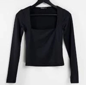 Svart långärmad tröja  - Svart långärmad tröja med urringning storlek S