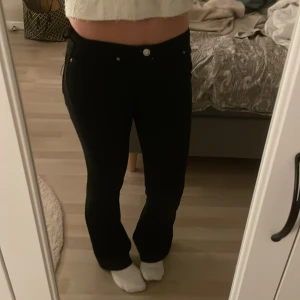 Jeans - Skitsnygga svarta lowwaist bootcut jeans från Gina!! Köpta för 500💕 pris kan diskuteras, nyskick💖💖