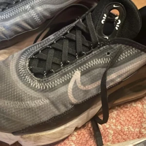 Nike skor - Nike skor använda fåtal gånger inga hål behöver tvättas bara