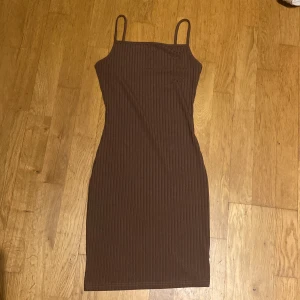 Mörk Brun klänning  - Klänning som är lite ribbad och skönt material  