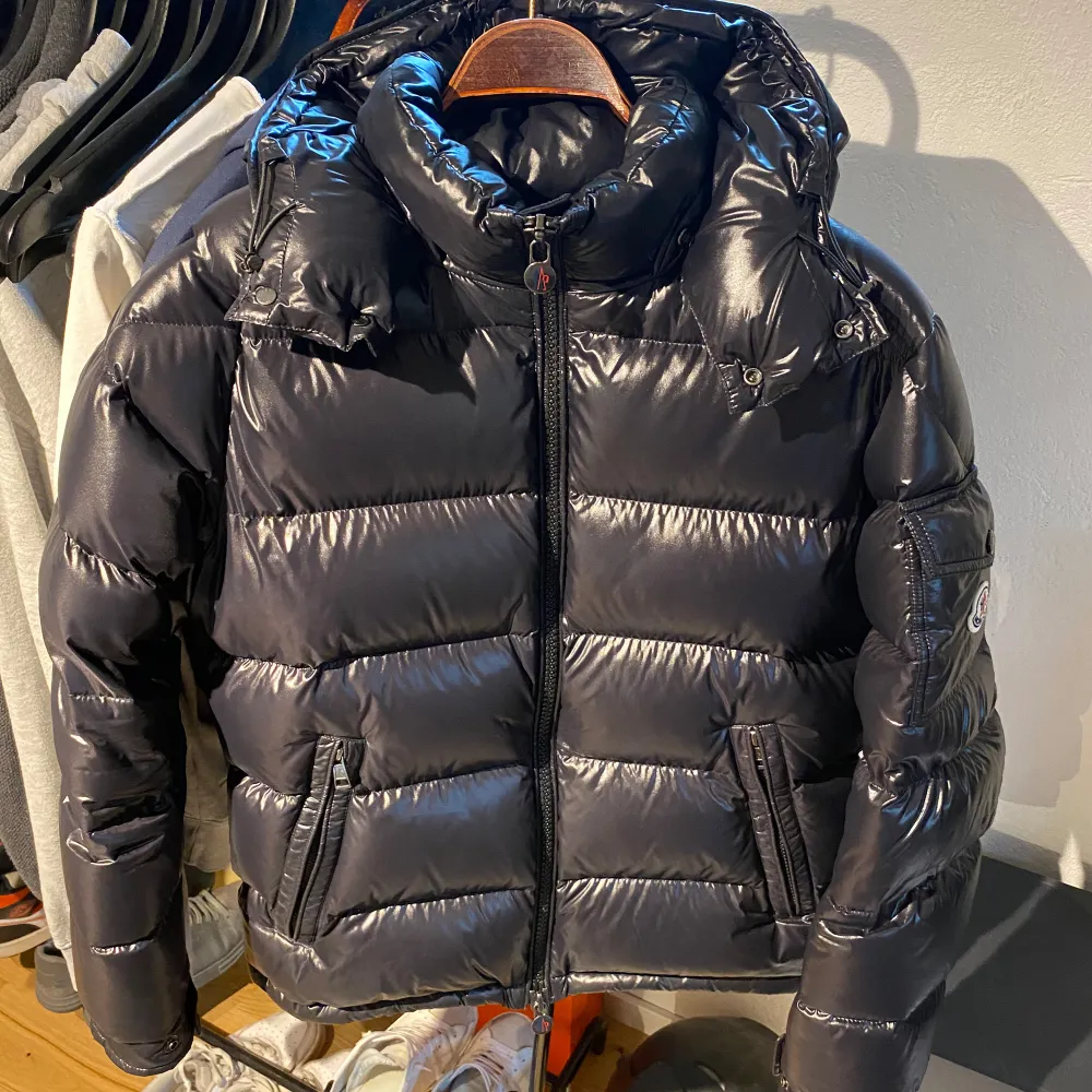 Tja tänkte göra en intressekoll på min moncler maya. Den är inköpt i vintras och är helt felfri. Kontakta i dm om intresserad! . Jackor.