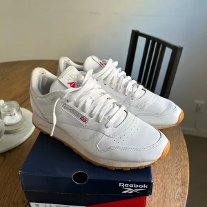 Herr märkeskor -  Reebook classic white 43 Reebook classic grey 43  900 för alla