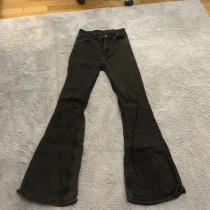 Högmidjade flared jeans - Stretchas mycket Relativt använda