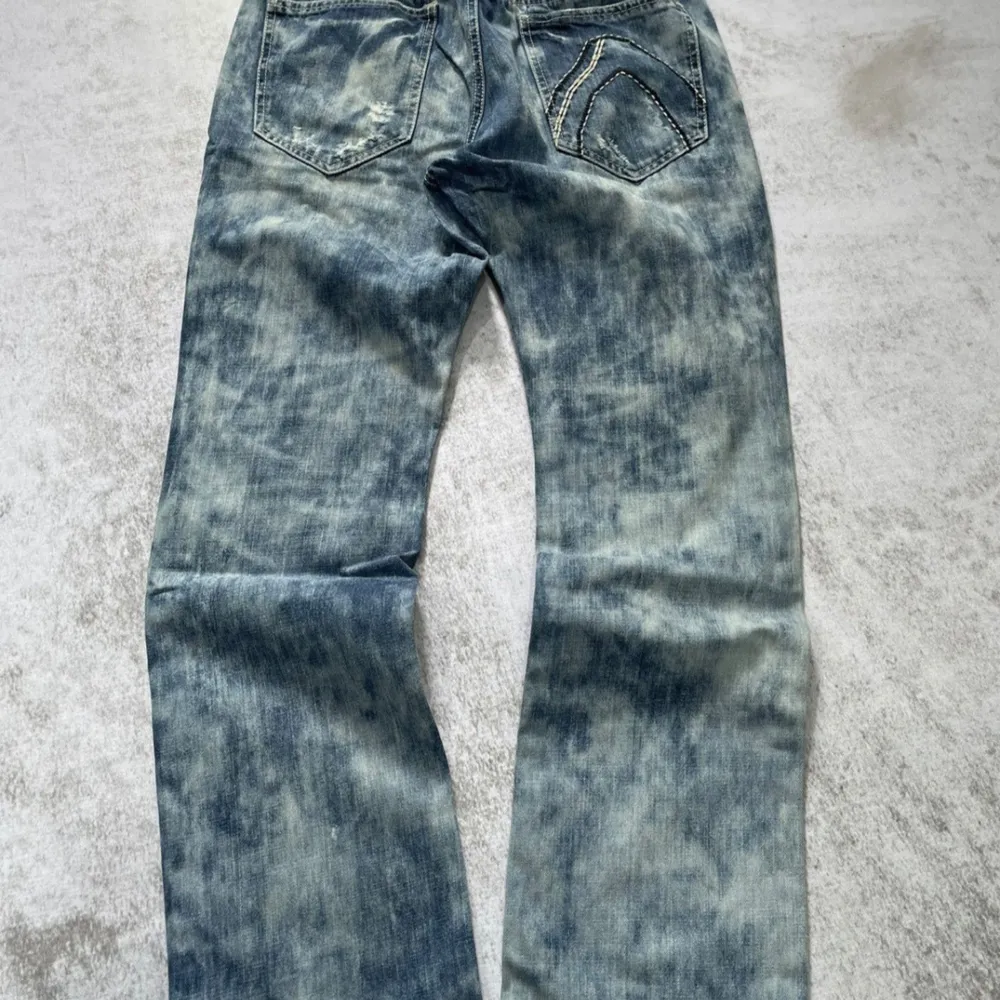 intressekoll. tvär feta buckaroo denims med beautiful wash, perfekta jeans om du vill stå ut, measurements skickas i dm/ för fler frågor och bud kom dm köpta på grailed har kvitto +infinite aura points🗣️. Jeans & Byxor.