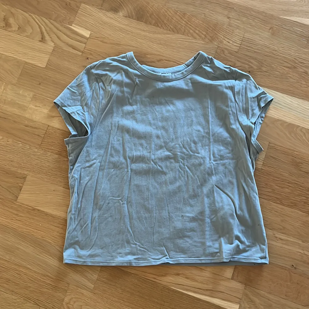 Säljer denna gärna T-shirten ifrån H&M i st L. T-shirts.