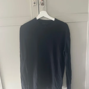 Stickad tröja - Tröja från asos har typ bomull elle stickat material, Passar som både S/M. Om du har några frågor är de bara skicka.