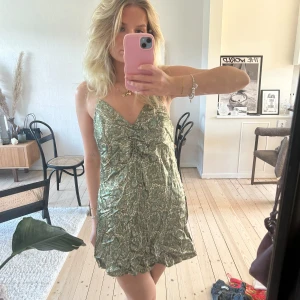 Zara klänning  - Superfin grön klänning från Zara! Storlek L men passar absolut mer en M. Använd fåtal gånger💚