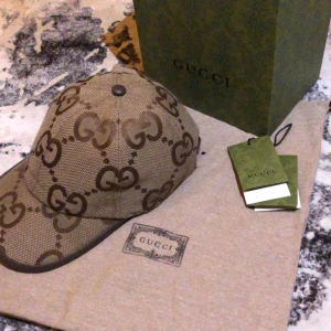 Gucci keps - Hjälper min vän att sälja sin Gucci keps. Väldigt bra skick, använd ett fåtal gånger. Påsen samt boxen ingår om man vill! Storlek M. Skriv för intresse!