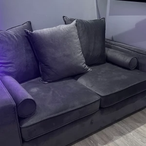 Grå soffa (Bud mig) - Köpte för 1,5 år sedan köpte för 7000kr men säljer för 4000kr