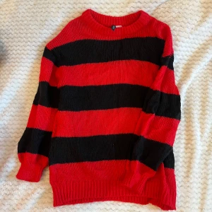 Svart och röd sweatshirt - Stickad svart och röd randig tröja från H&M. Strl XS men ganska så oversized. Använt både till vardags och till Marceline på halloween ;)