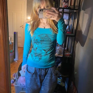 Off shoulder tiger tröja - Super fin blå tröja med en tiger på framsidan💖den sitter med kroppen e e super fin