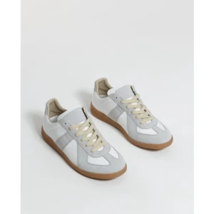 Maison Margiela skor - Säljer dessa Maison Margiela skor. Det är aldrig använda och i storlek 43 men passar även storlek 42. Köpta på Nk Stockholm men kvitto och box finns tyvärr inte kvar. Nypris 6400 och mitt pris går att diskuteras