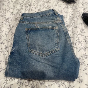 Blå jeans GinaTricot  - Blå straight lågmidjade jeans från GinaTricot. Fint skick och inga defekter! 
