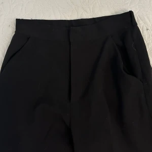 Kostymbyxor - Svarta kostymbyxor, är lite korta för mig som är 172cm