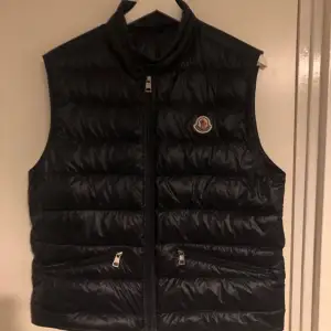 Säljer nu min moncler väst då jag tröttnat på den och den inte kommer till användning längre, skick, 10/10 inga defekter alls, som ny, pris är inte hugget,  i sten, kan gå ner vid snabb affär! Frågor kom PM, äkthetsbevis finns! 