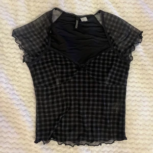 Svart rutig tshirt - Liten rutig tshirt från H&M, använd typ en gång!