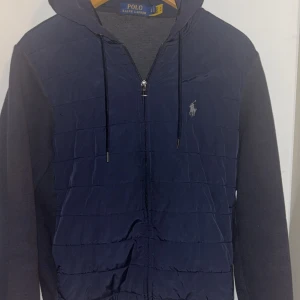 Ralph Lauren Cardigan - Köpt för 2800kr på nätet. Passar mig perfekt som är runt 175 