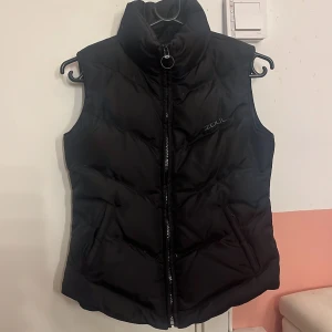 Snygg Zoul väst - Säljer den för att den inte längre kommer till andvändning. Bra skick.
