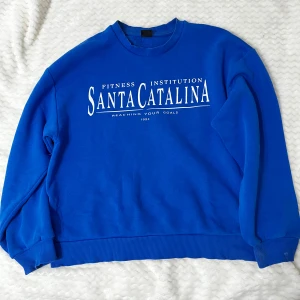 Mörkblå hoodie tröja - Mörkblå hoodie tröja från gina, använder aldrig den💙