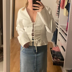 Tröja med snörning - Tröja med snörning, blir lite korsettliknande när man drar åt. Aldrig använd, lappen sitter kvar