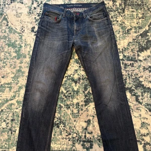 Tommy hilfiger jeans  - Tommy hilfiger hudson jeans. Vet inte storleken helt men jag brukar ha W30 L30 och dem är bara lite för långa men passar bra vid midjan. Kan sälja billigt vid snabb affär 