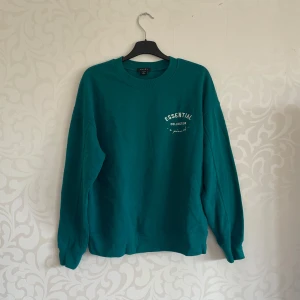 NewYorker tröja - En jätte gullig grön tjocktröja från NewYoker, ordinarie pris 150kr, strl S,är i bra begagnat skick💖💖