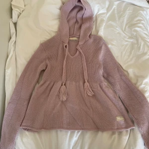 Odd molly hoodie  - Säljer min mammas gamla  supersnygga odd molly hoodie som är i princip oanvänd. Passa mig som oftast när xs men kan tänka mig att den pass upp till storlek M