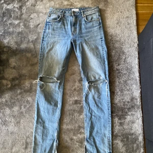 Jeans - Jätte fina jeans med hål. Har använts ett fåtal gånger innan men säljer de eftersom de inte kommer till användning nu. 