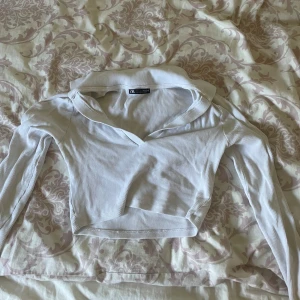 Vit zara topp - Säljer denna vita tröjan ifrån zara då den är för kort och för liten för mig. Den är i bra skick.