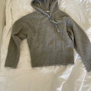 Zara Hoodie  - Säljer min supersnygga stickade zara hoodie som inte säljs längre. Har haft på mig den ca 3 gånger så den är knappt använd 