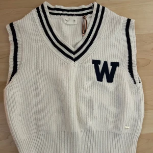 Holly & Whyte vest - En vest från Holly & Whyte i ny skick. Storlek xs. Fråga gärna om fler bilder, mätningar, osv. Skriv helst innan du köper!  
