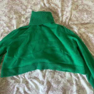 Grön stickad tröja från zara - Säljer denna gröna stickade tröja ifrån zara. Den är i storlek s och väldigt bra skick.