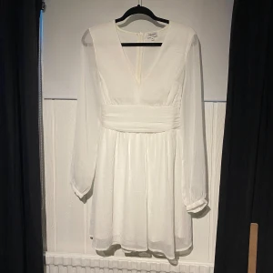 Studentklänning  - Jättefin student/skolavslutningsklänning, endast använd en gång på studenten. Köpt på bubbleroom för 699kr