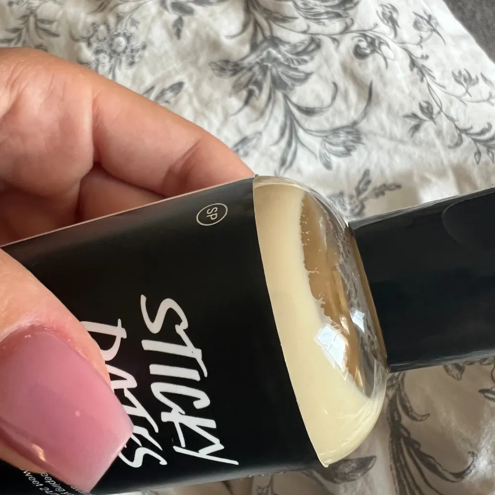 Lush sticky dates lotion, endast använd en gång! Luktar suuuper gott, choklad/karamell🥰 nypris 150kr. Övrigt.