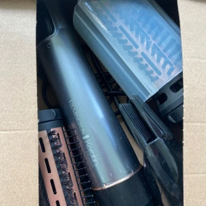 Remington varmluftsborste roterande - Supersmidig varmluftsborste från Remington utan märkbara defekter!  Borsten har tre olika huvuden som lätt går att byta mellan. Det finns tre inställningar som är varmluft nivå 1, varmluft nivå 2 och kall luft 😁 Skriv privat vid ev frågor! 