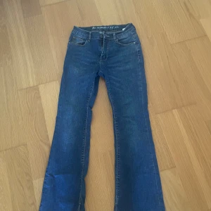 Lågmidjade jeans  - Lågmidjade jeans med slits i storlek 158 med passar xs/s bra i längd för mig som är runt 165