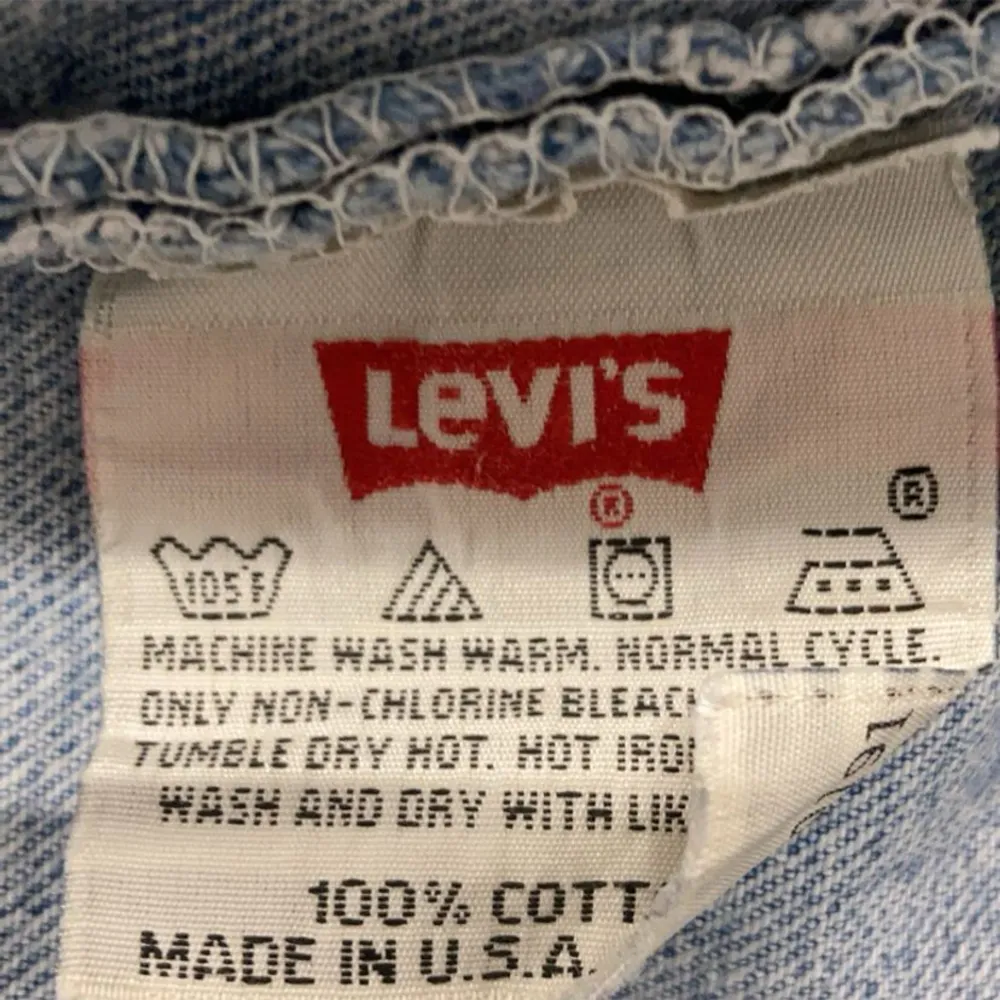 Ett par ljusblå jeansshorts från Levi's med råa kanter och fem fickor. Shortsen har en klassisk design med knappgylf och är tillverkade av 100% bomull. säljer vidare då dem inte satt som jag ville. Köpte ifrån Sellpy. Shorts.